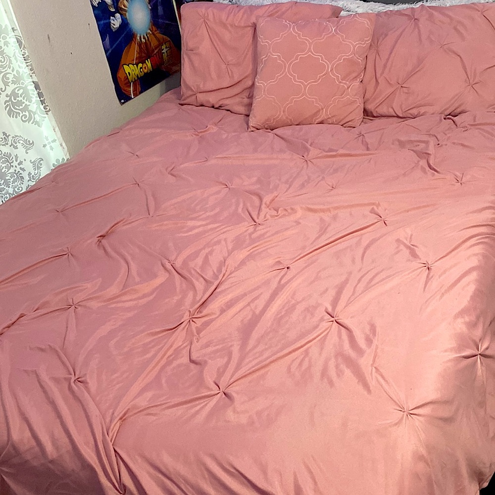 1 comforter, 2 pillow sheets, 1 design pillow.